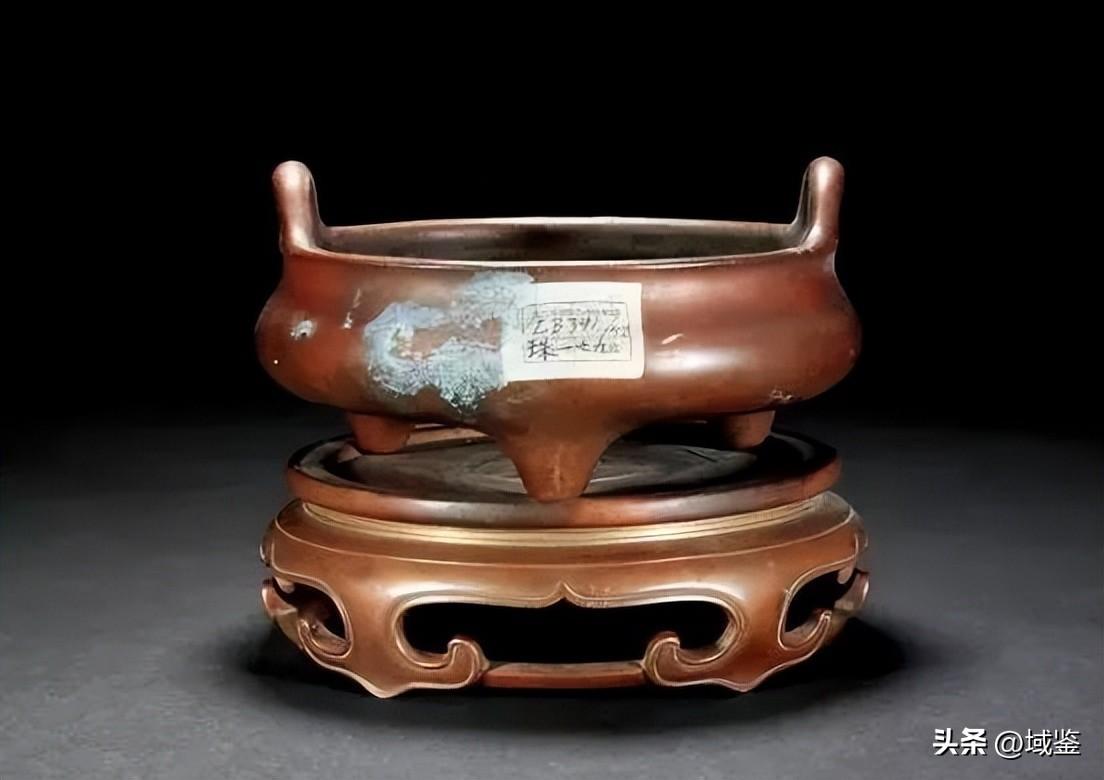 成交价:rmb 3,136,000清"大明宣德年制"冲天耳三足炉成交价:rmb 3,472