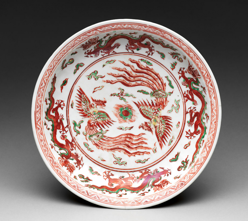 明嘉靖红绿彩龙凤纹盘正面美国大都会博物馆藏