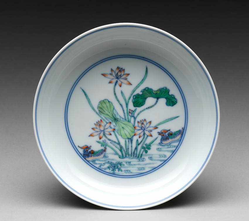 清雍正斗彩荷莲纹盘正面美国大都会博物馆藏