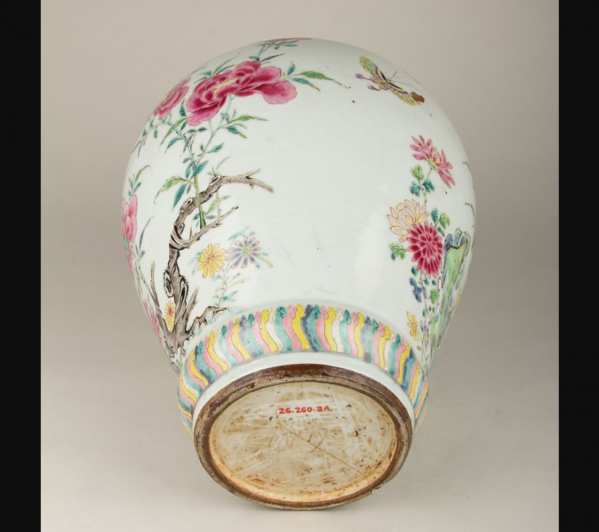 清乾隆粉彩花卉纹将军罐底部美国大都会博物馆藏