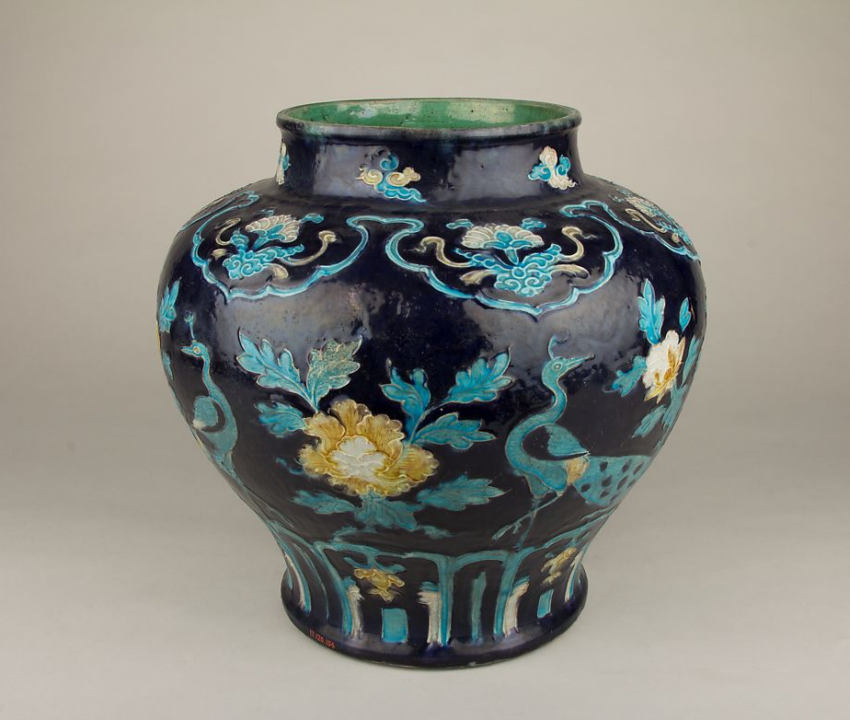 明珐华彩孔雀纹罐正面美国大都会博物馆藏