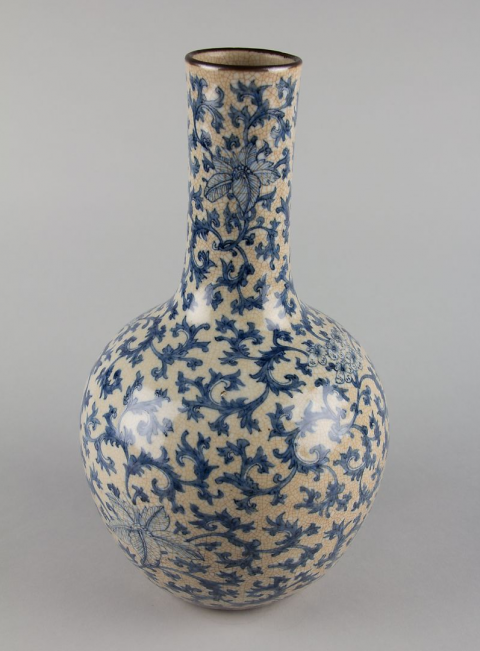 【国内正規総代理店アイテム】 中国美術 天青釉 天球瓶 高17.5cm ZE215（清哥釉青花缠枝花卉纹 工芸品