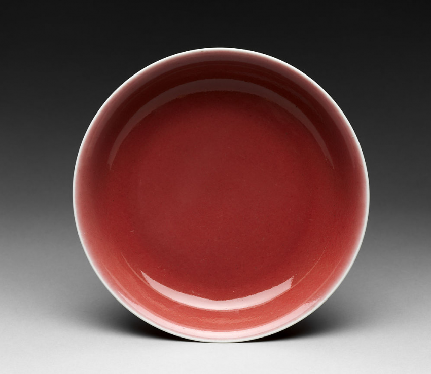 明宣德 霁红釉盘(正面) 美国大都会博物馆藏