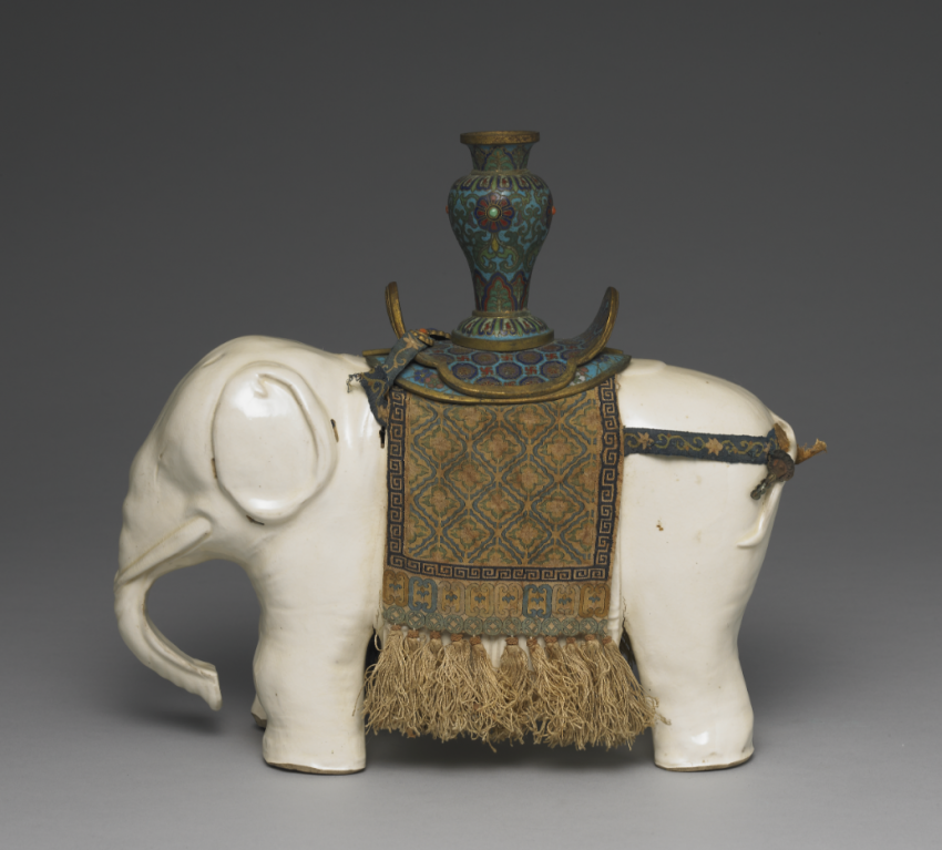 清白瓷太平有象香插正面台北故宫博物院馆藏