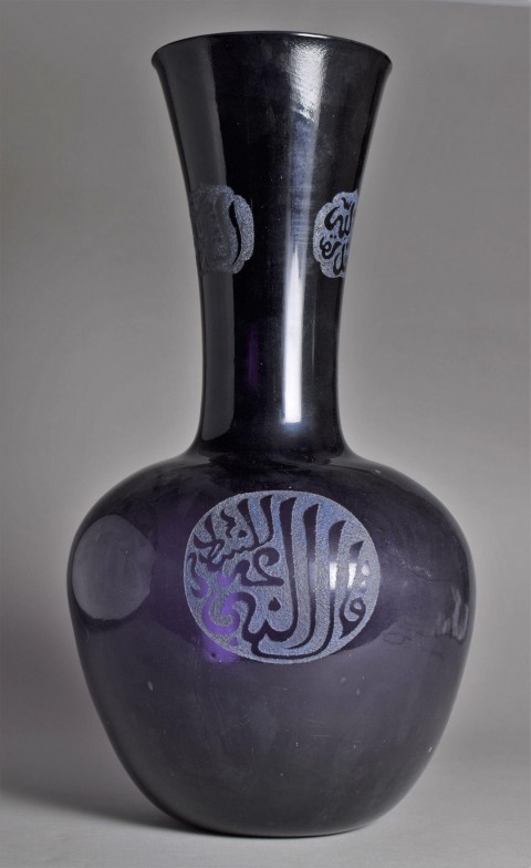 清紫琉璃刻阿拉伯文长颈瓶(图2) 英国V&A博物馆藏-古玩图集网